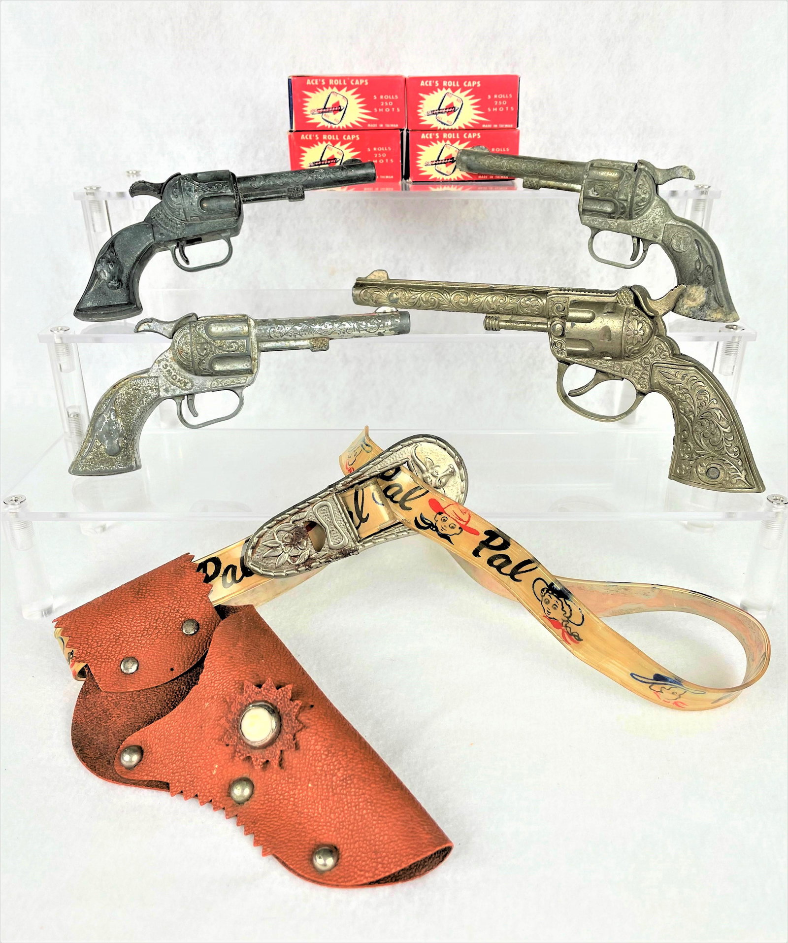 Group Hubley Mini Capguns Pal Belt & Caps: Group of four (4) small/mini sized vintage Hubley diecast toy capguns (two Smoky, one Chief and one Texas) with four boxes of vintage unused Ace Brand Caps and a rare 1950s Mid-Century child's belt an