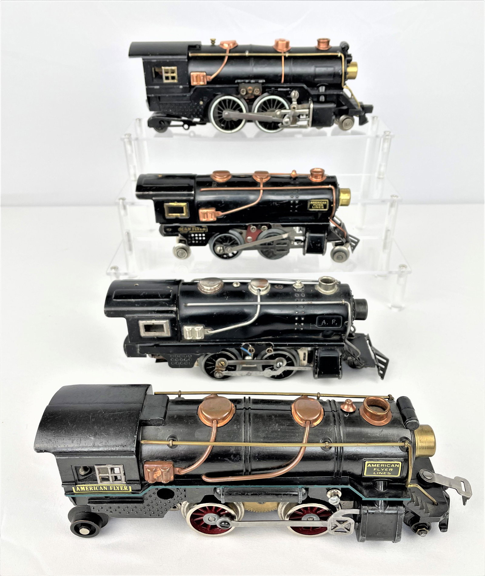 Group Prewar American Flyer Engines: Group of prewar American Flyer engines; four engines total. Untested. Vintage condition including wear throughout and some missing wheels as seen. See photo for condition details.