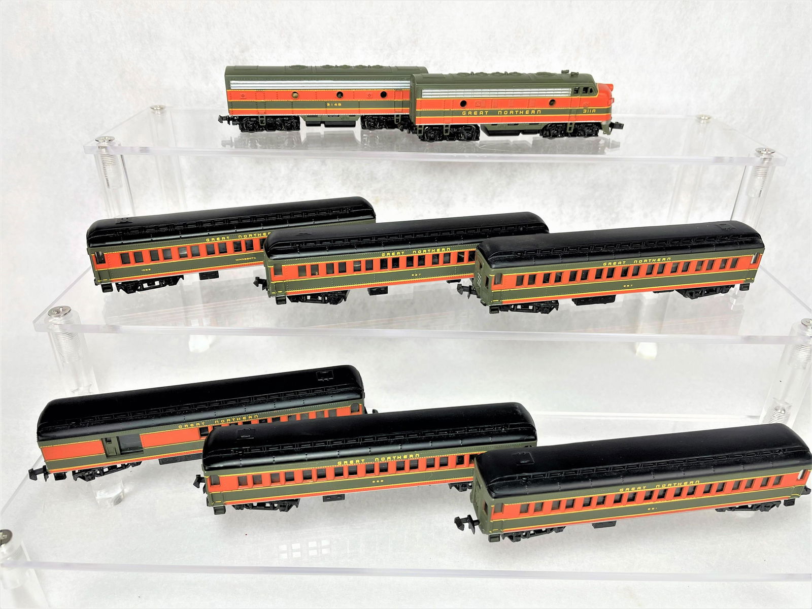 Bachmann N Great Northern Diesel Engine Set: Bachmann N scale Great Northern train set including diesel engine and seven cars. Untested. Very light wear. See photos for condition details.