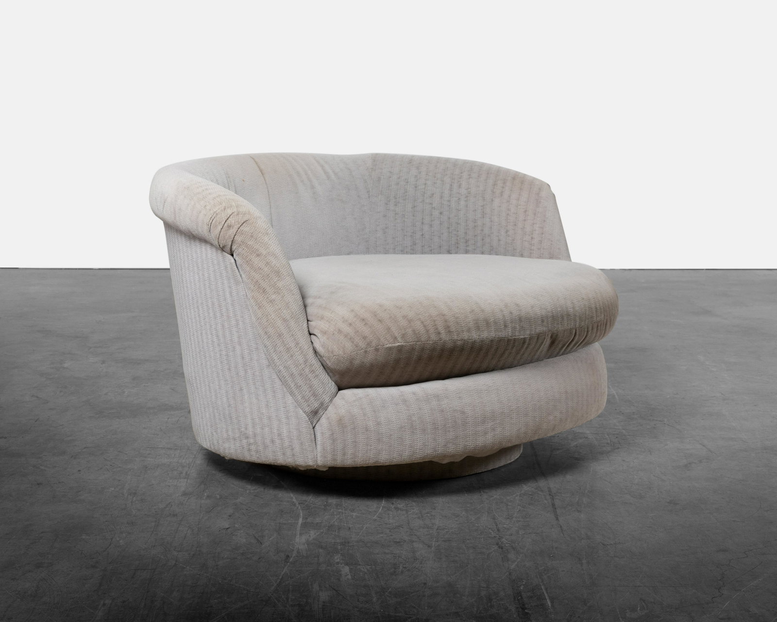 Milo Baughman - Swivel Lounge Chair: A oversized lounge chair by Milo Baughman. Dimensions : 27" x 46" x 42"