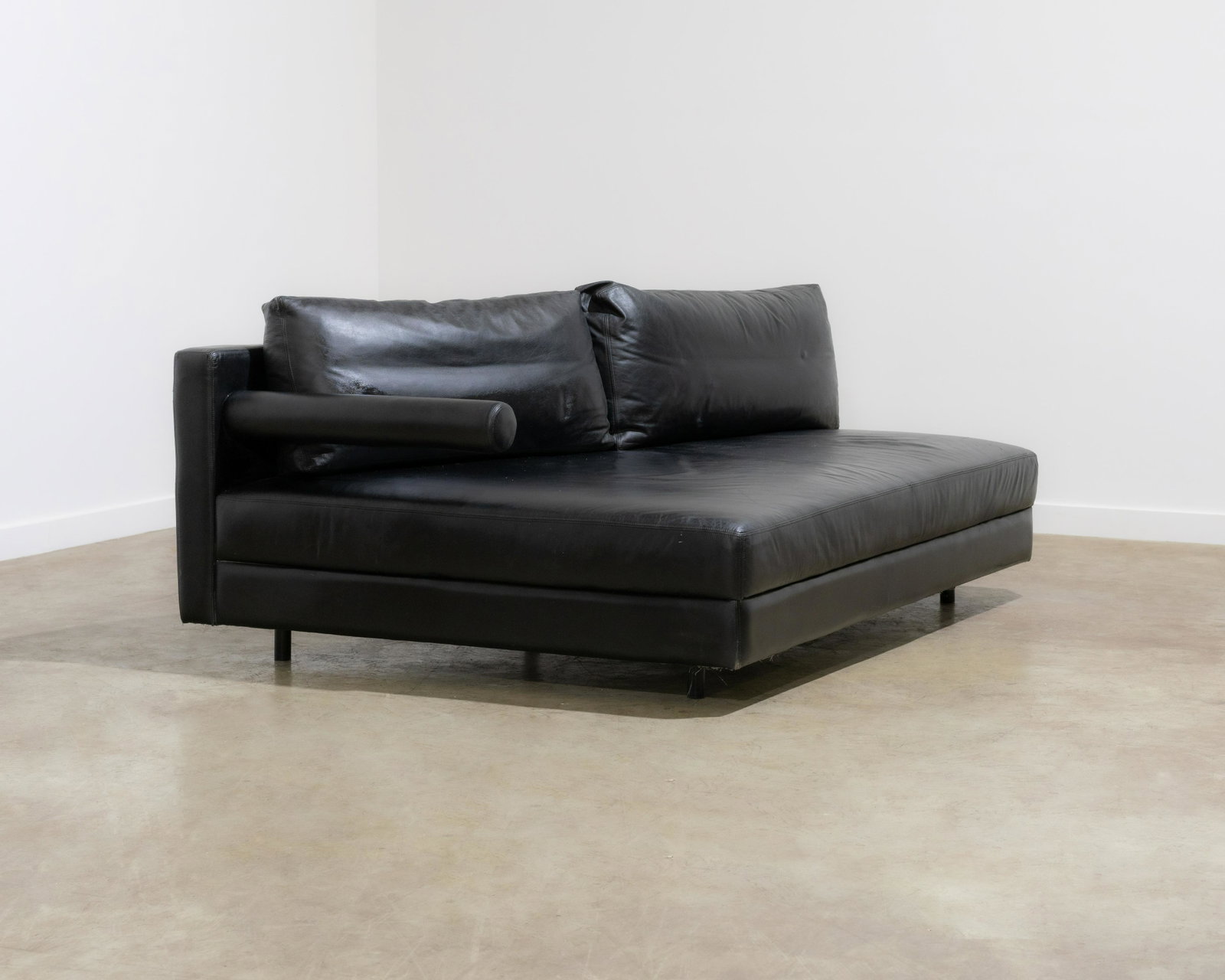 Antonio Citterio - Baisity Lounge: A "Baisity" lounge by Antonio Citterio for B&B Italia in black leather. Dimensions : 36.5 x 75 x 55. All measurements are in inches.