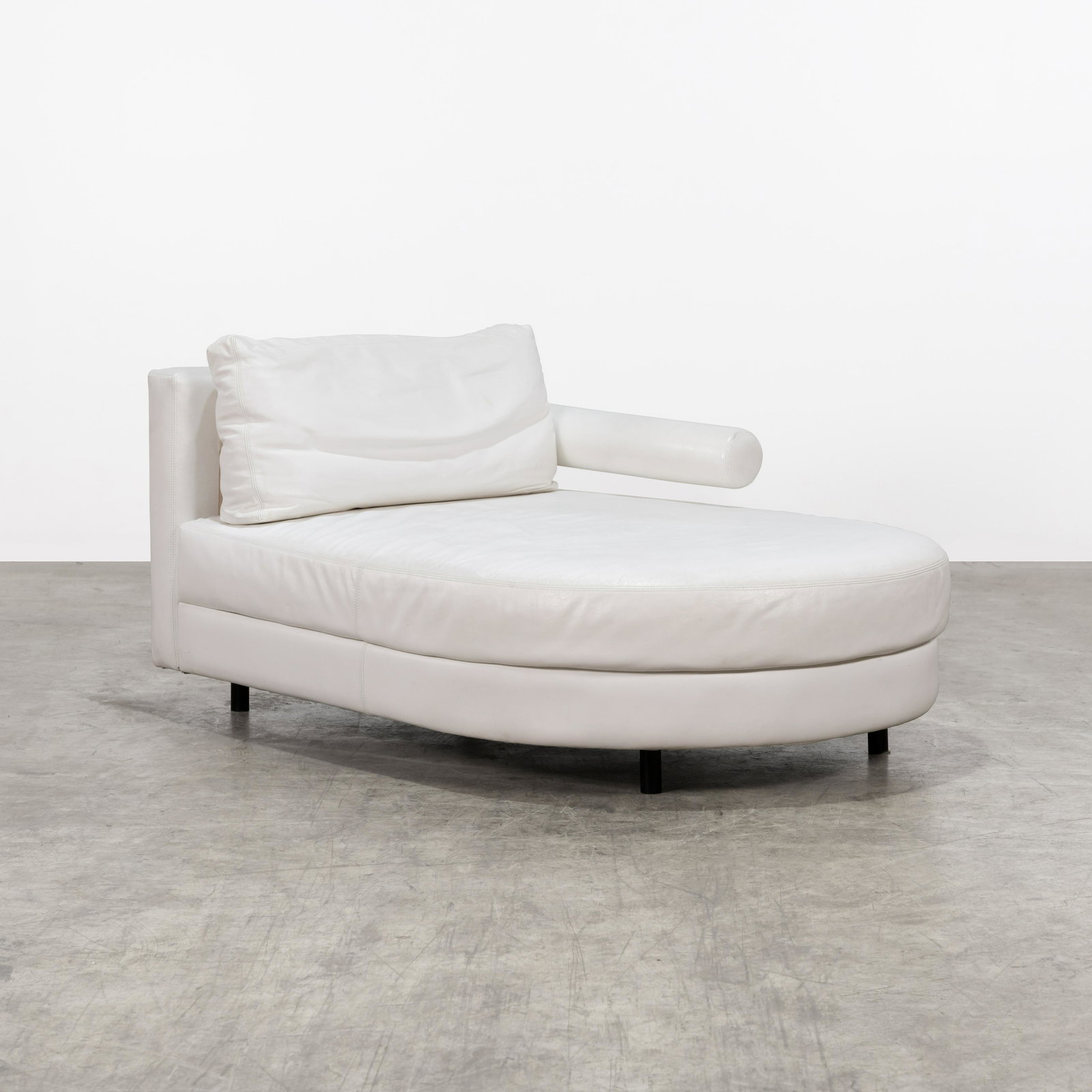 Antonio Citterio - Baisity Lounge: A vintage "Baisity" chaise lounge by Antonio Citterio in white leather. 31 x 61 x 37 . All measurements are in inches.