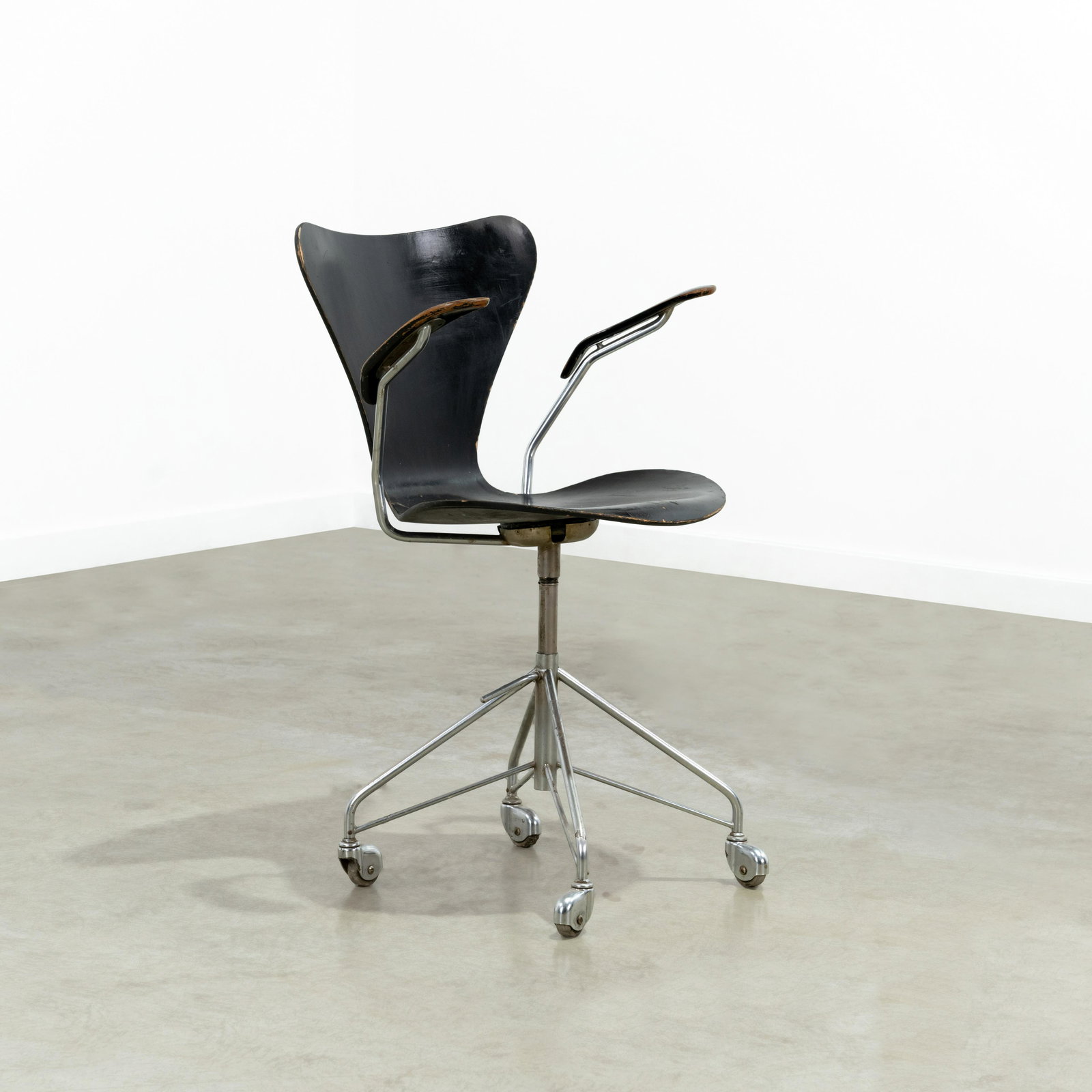 Arne Jacobsen - Sevener Desk Chair: A vintage desk chair by Arne Jacobsen for Fritz Hansen. 34 x 23 x 24 . Measurements are in inches. (Height x Width x Depth)