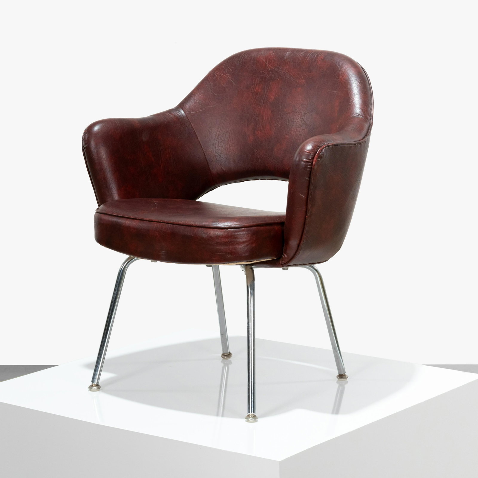 Eero Saarinen - Executive Chair: An Eero Saarinen executive chair for Knoll. 31 x 27 x 20. Measurements are in inches. (Height x Width x Depth)