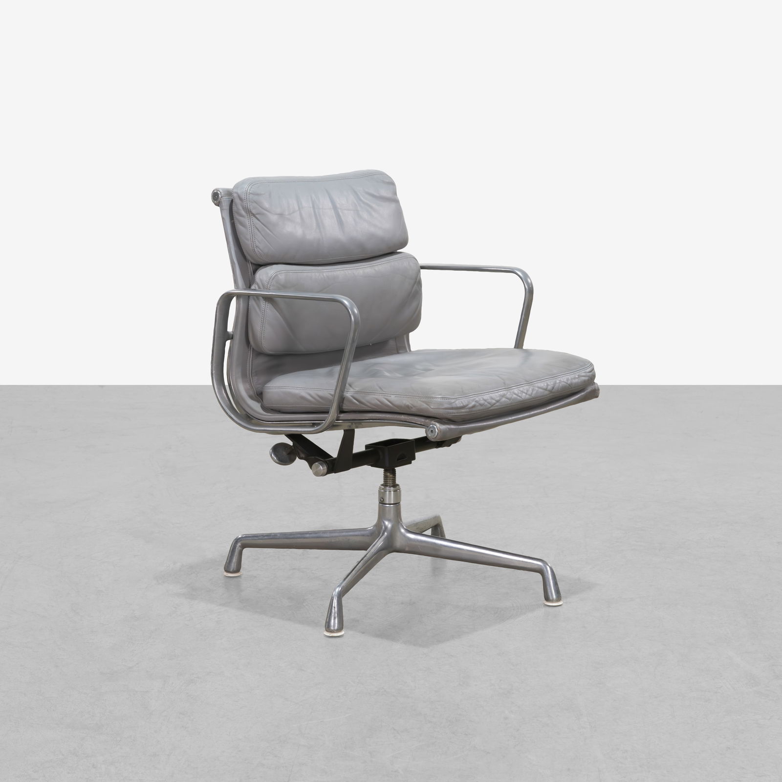 Charles & Ray Eames - Soft Pad Chair (1 of 7)