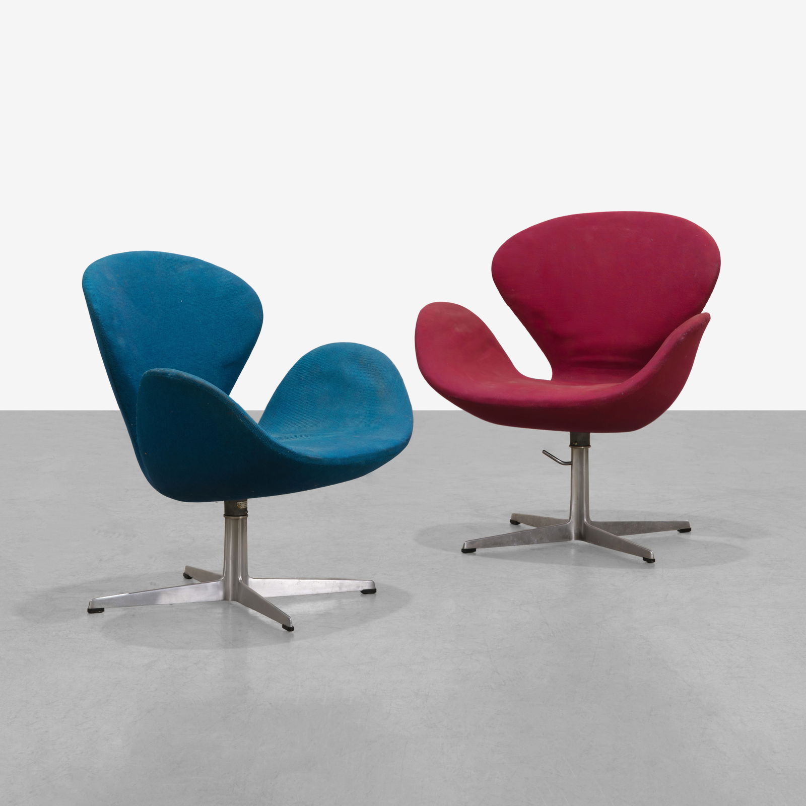 Arne Jacobsen- Swan Chairs