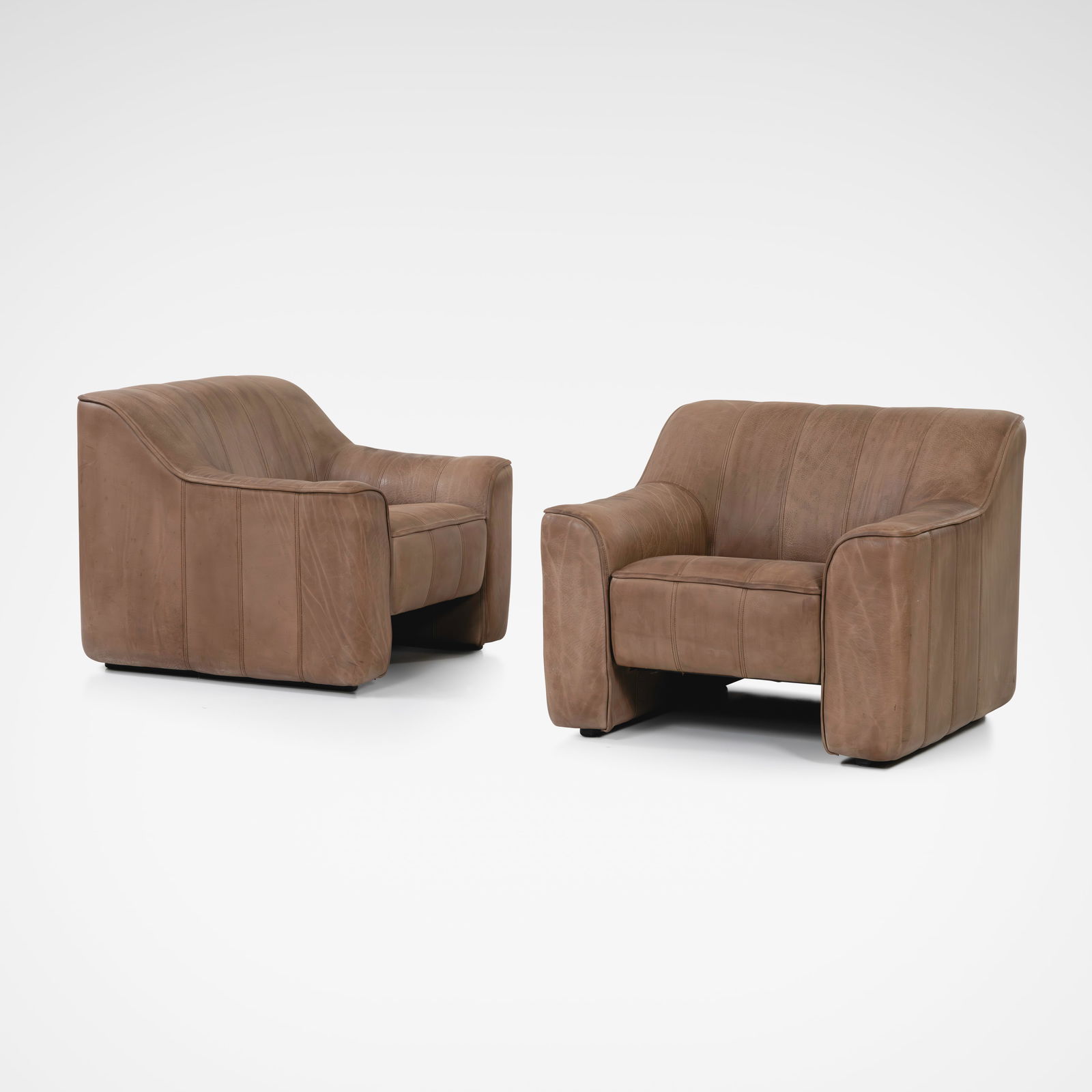 de Sede - DS44 Chair: A pair of DS44 lounge chairs in Buffalo Leather by de Sede. Each with pull out seats. All measurements are Height x Width x Depth.