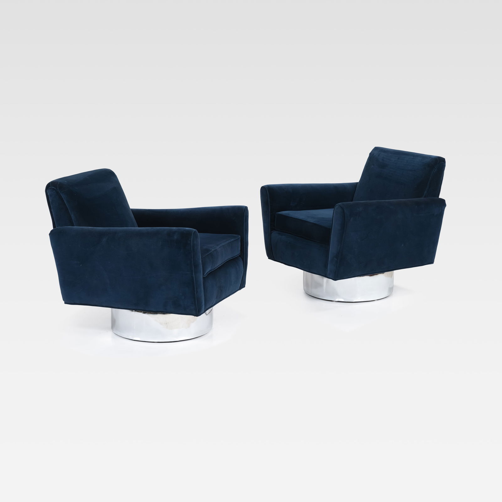 Swiveling Lounge Chairs (1 of 6)