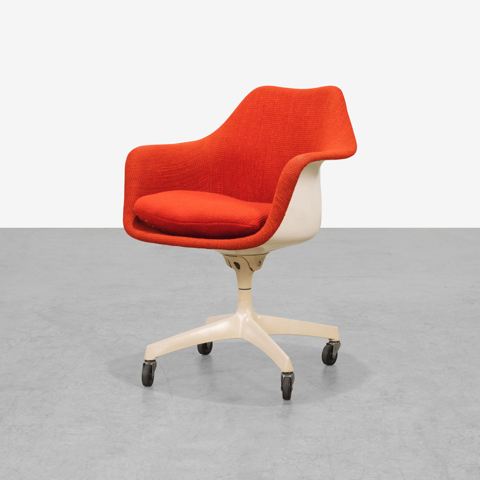 Eero Saarinen - Desk Chair: A Model 150UDS office chair by Eero Saarinen. All measurements are in inches. Height x Width x Depth