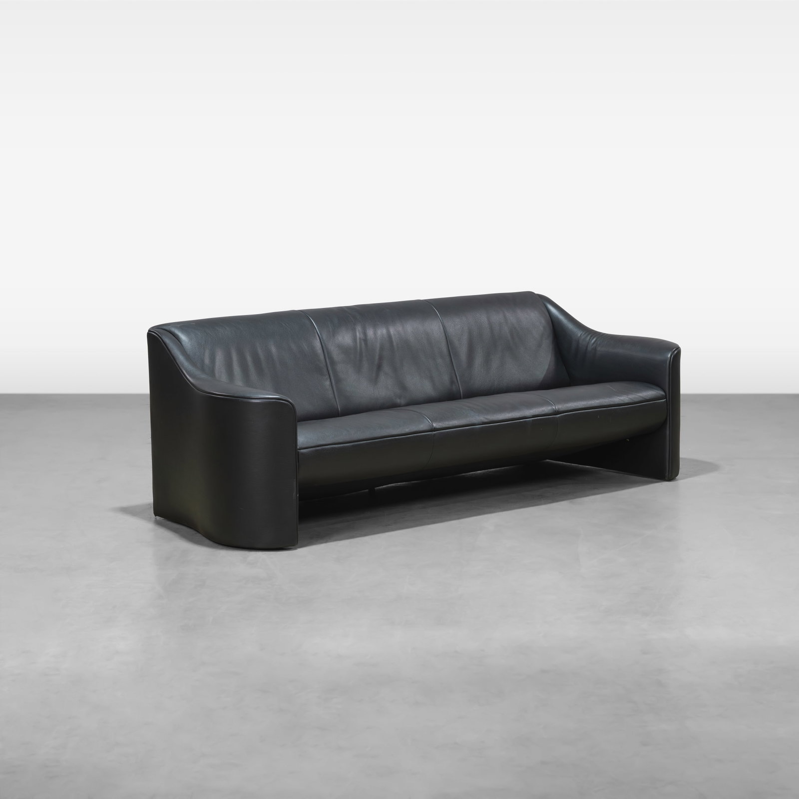 Matteo Grassi - Leather Sofa: A vintage black leather 'Esquire' sofa by Matteo Grassi. All measurements are in inches. Height x Width x Depth