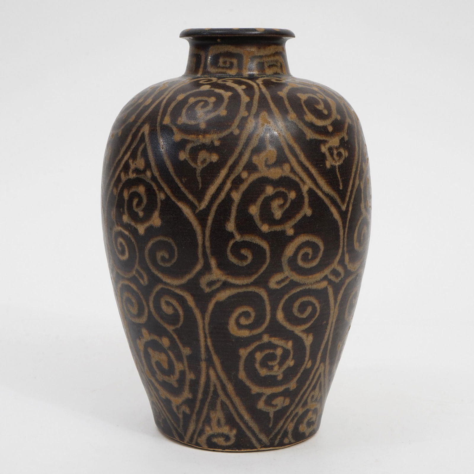 A Plum Vase with Ruyi Pattern from Jizhou Kiln, Song (1 of 5)