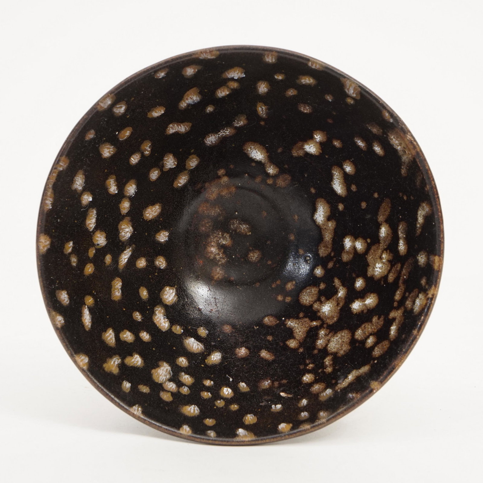 A JIZHOU KILN SPRINKLING BOWL: A JIZHOU KILN SPRINKLING BOWL, SONG DYNASTY H5.5CM DIAM10.7CM