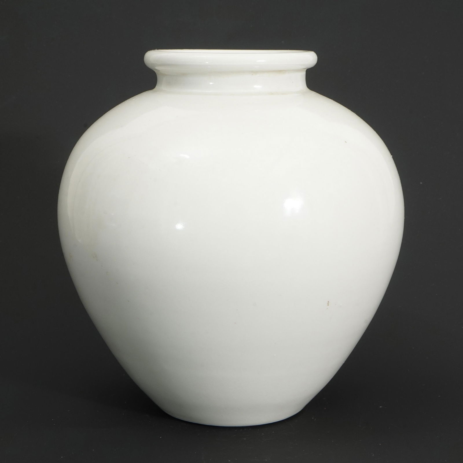 A WHITE GLAZE JAR FROM XING KILN (1 of 5)