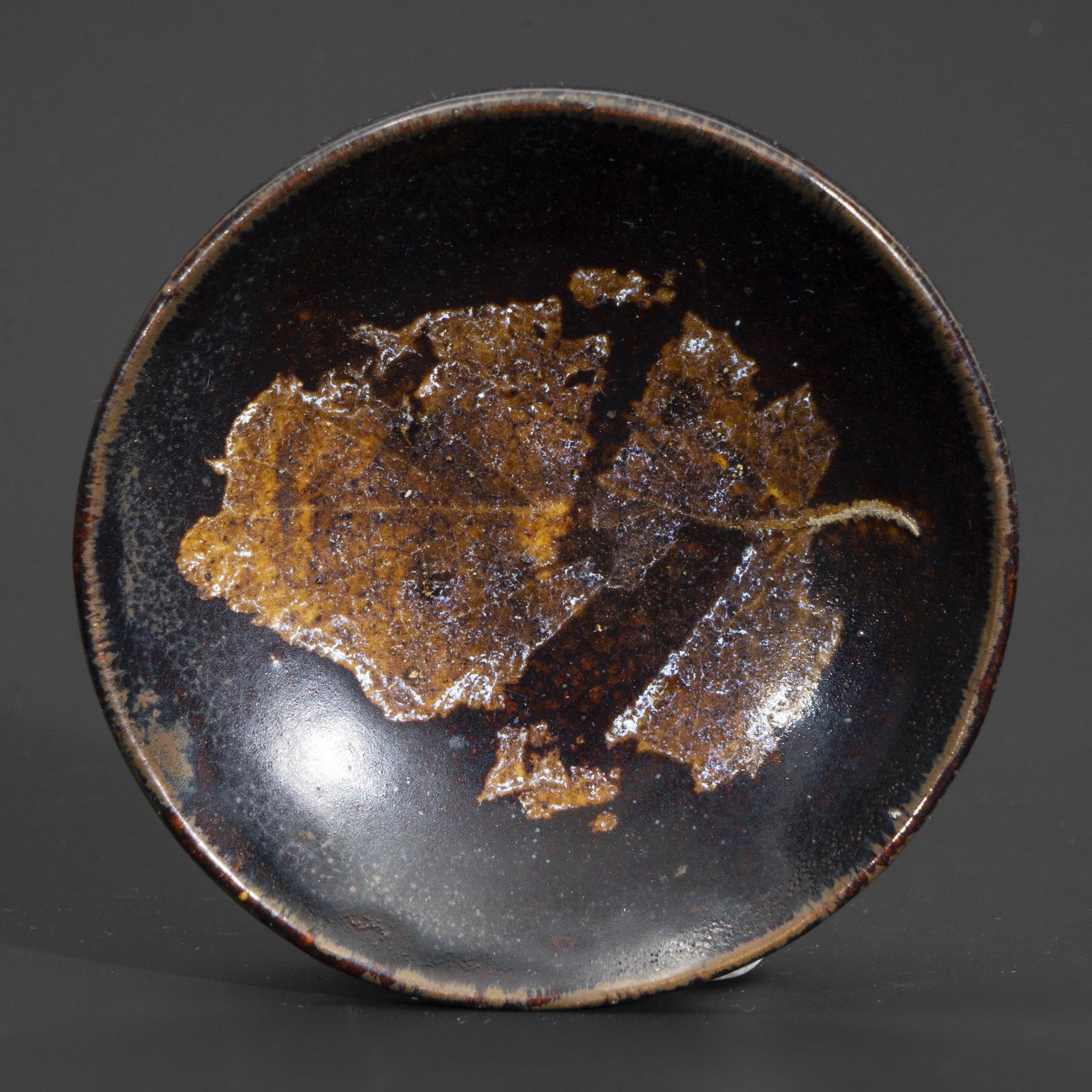 A JIZHOU KILN LEAF PATTERN PLATE (1 of 4)