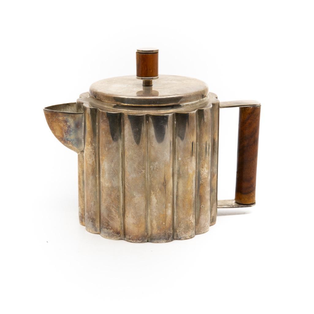 20th Century ILONKA KARASZ, PAYE & BAKER: Silver Plated art deco Tea pot by Ilonka Karasz 1928 for Payne Baker. Ionka Karasz (American, b. Hungary, 1896â€“1981) is an important yet overlooked figure in 20th-century design. During her lon