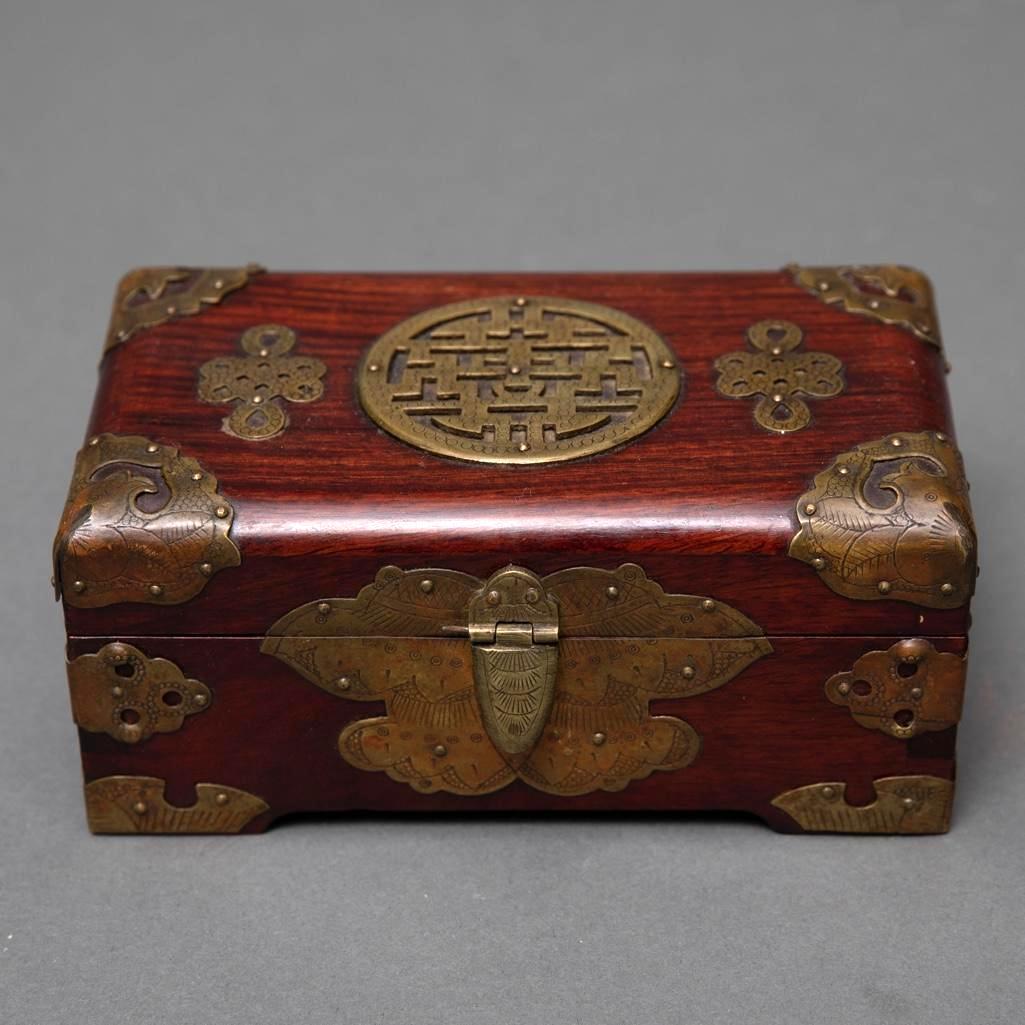 Asian chinese vintage wood and brass decorated: Asian Chinese vintage wood and brass decorated traveling box Measures 3"H x 4"W x 6.5"L