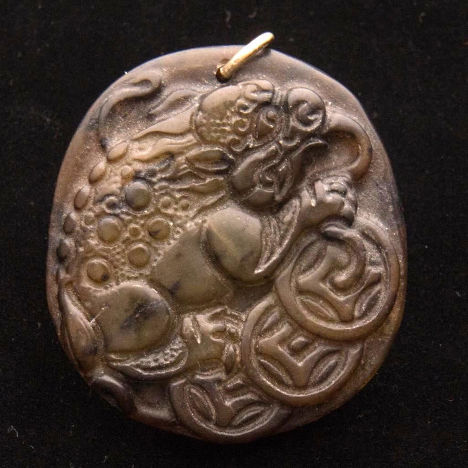 Chinese 14K Hardstone Pendant: Chinese hard stone/nephrite pendent with 14k gold loop depicting mythical creatures. Measures 2" approx at longest point overall good condition