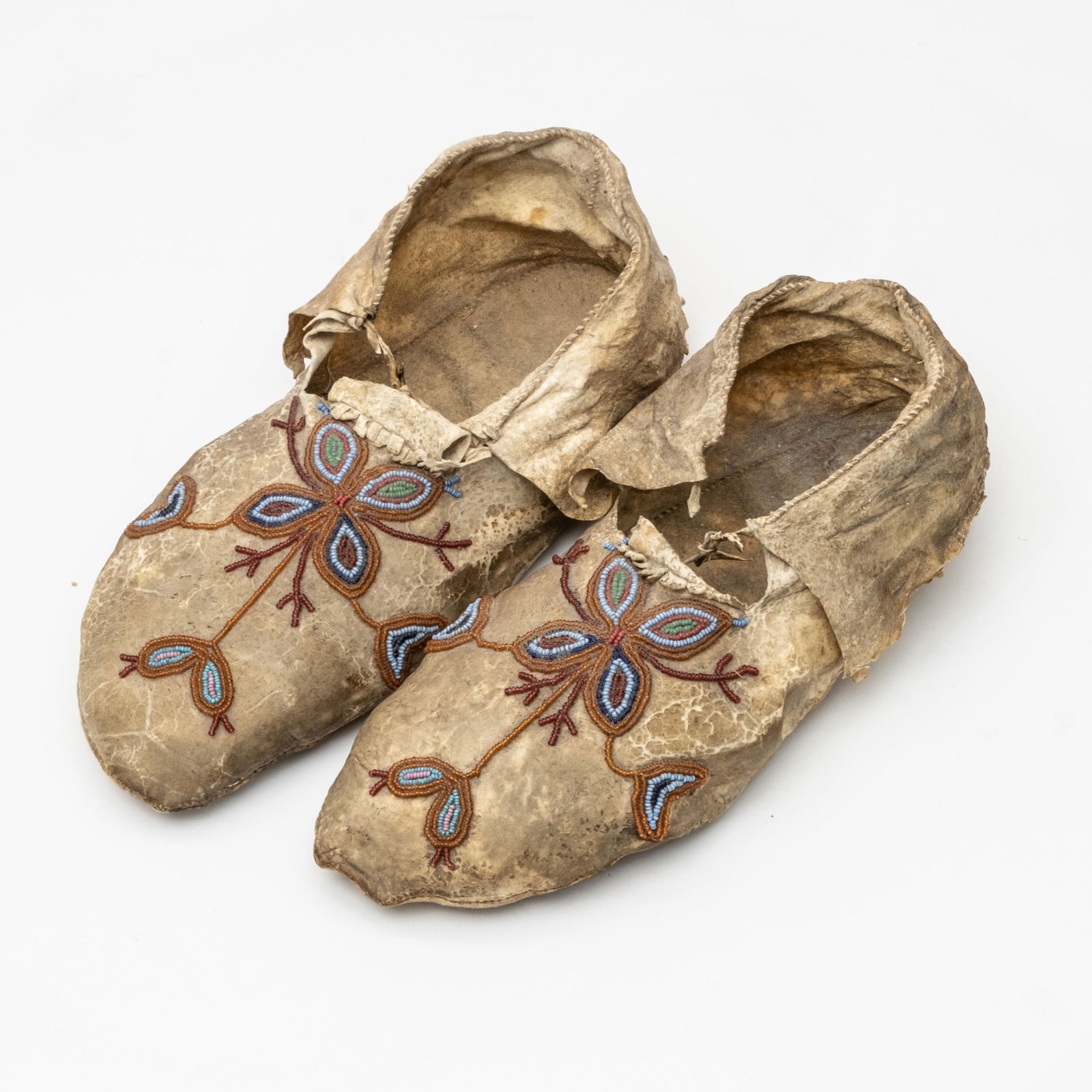 Pair of 19th Century Native American Prairie Cheyenne Women's Moccasins (1 of 7)