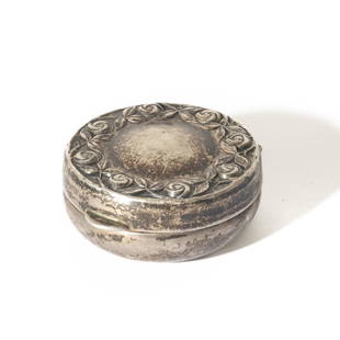 Small Antique Sterling Silver Box with Makers Mark and "Sterling" Marking: Small Antique Sterling Silver Box with Makers Mark and "Sterling" Marking This small antique sterling silver box is a true gem. Weighing only 17.8 grams, it is compact and easy to store,