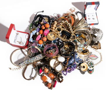 Large tray lot of unexamined and unsorted Collection of Costume Jewelry: Large tray lot of unexamined and unsorted Collection of Costume Jewelry Large tray lot of unexamined and unsorted Collection of Costume Jewelry Important Information 