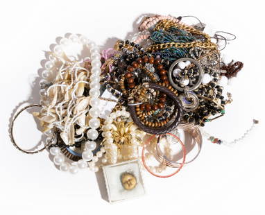 Large tray lot of unexamined and unsorted Collection of Costume Jewelry: Large tray lot of unexamined and unsorted Collection of Costume Jewelry Large tray lot of unexamined and unsorted Collection of Costume Jewelry Important Information 