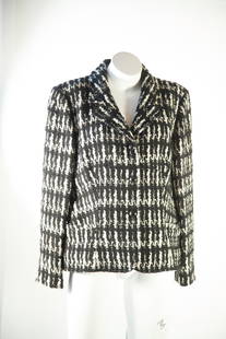 Valentino black and white houndstooth blazer: Valentino black and white houndstooth blazer This Valentino blazer features a luxe black and white houndstooth wool pattern, along with two classic front pockets to give a stylish yet classic look.