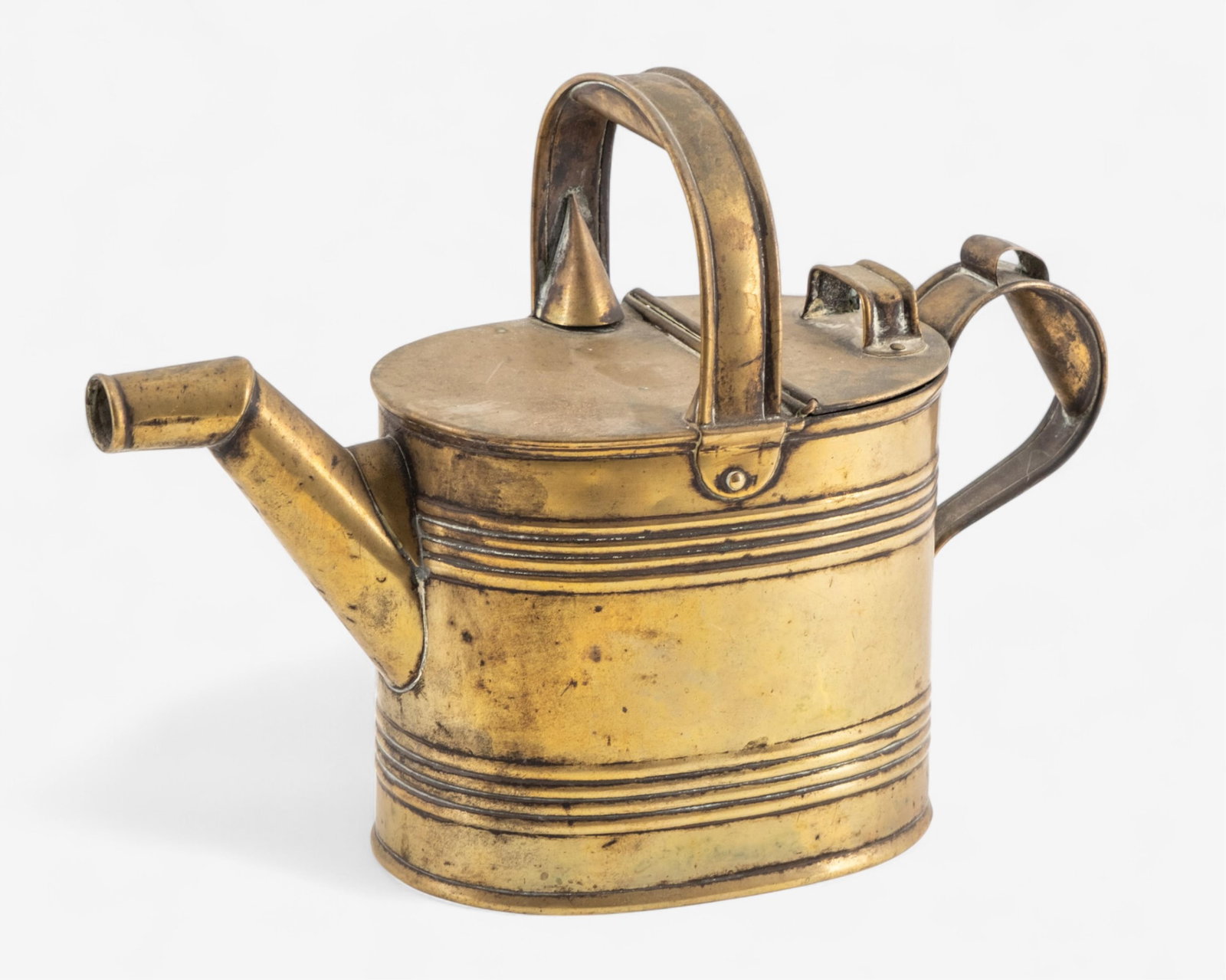 Antique Brass Watering Can, Early 20th Century: Keywords: brass, watering can, oil can, garden decor, metalware, antique tool, decorative, utilitarianEarly 20th-century European antique brass watering can featuring triple-banded body detailing, ang