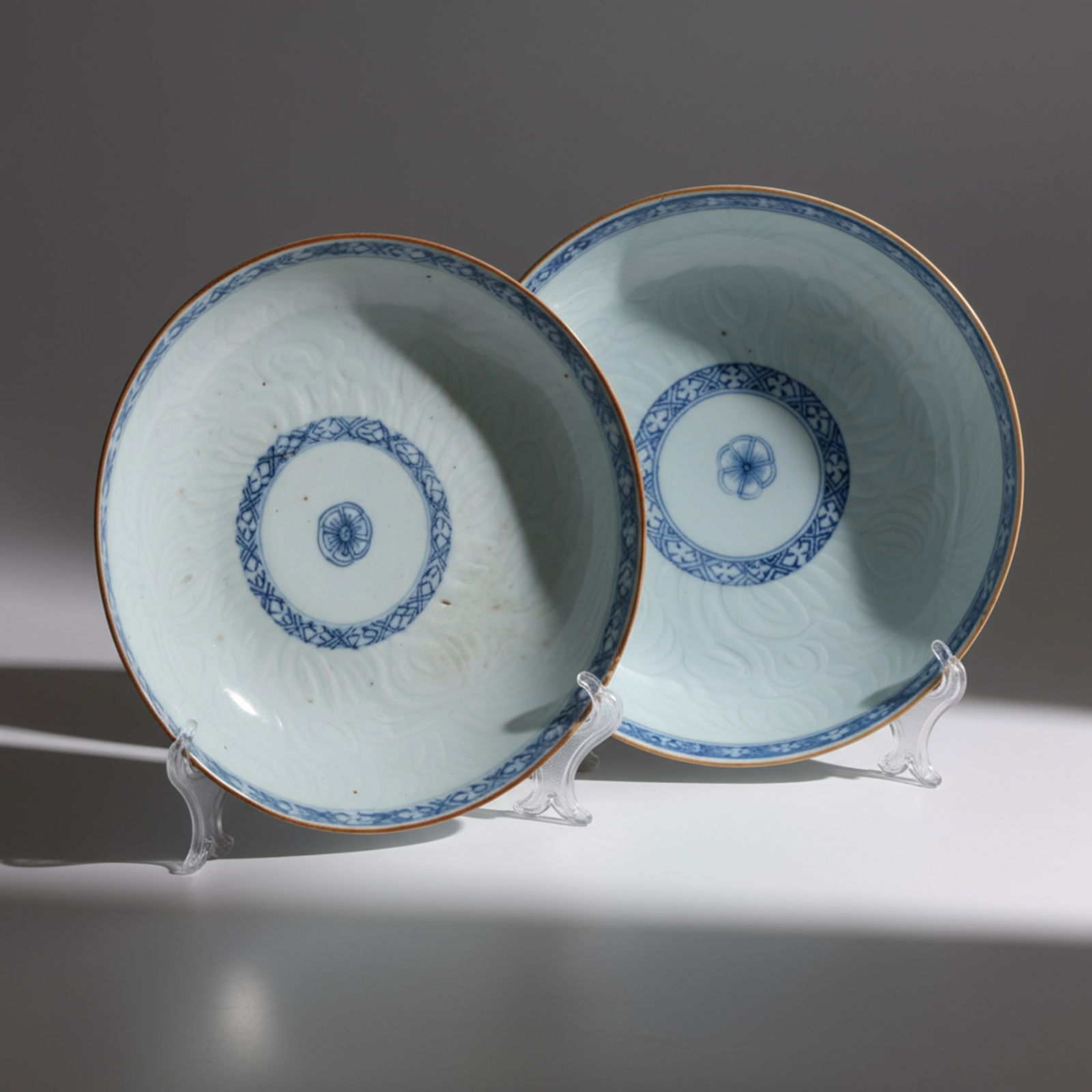 Chinese Export Porcelain Plates for Dutch East India Company, 18th Century: Keywords: Qing dynasty, Kangxi period, Chinese Export porcelain, 18th century decorative arts, Baroque influence, European trade porcelain, Christofle style, Meissen style, Wedgwood style, porcelain,