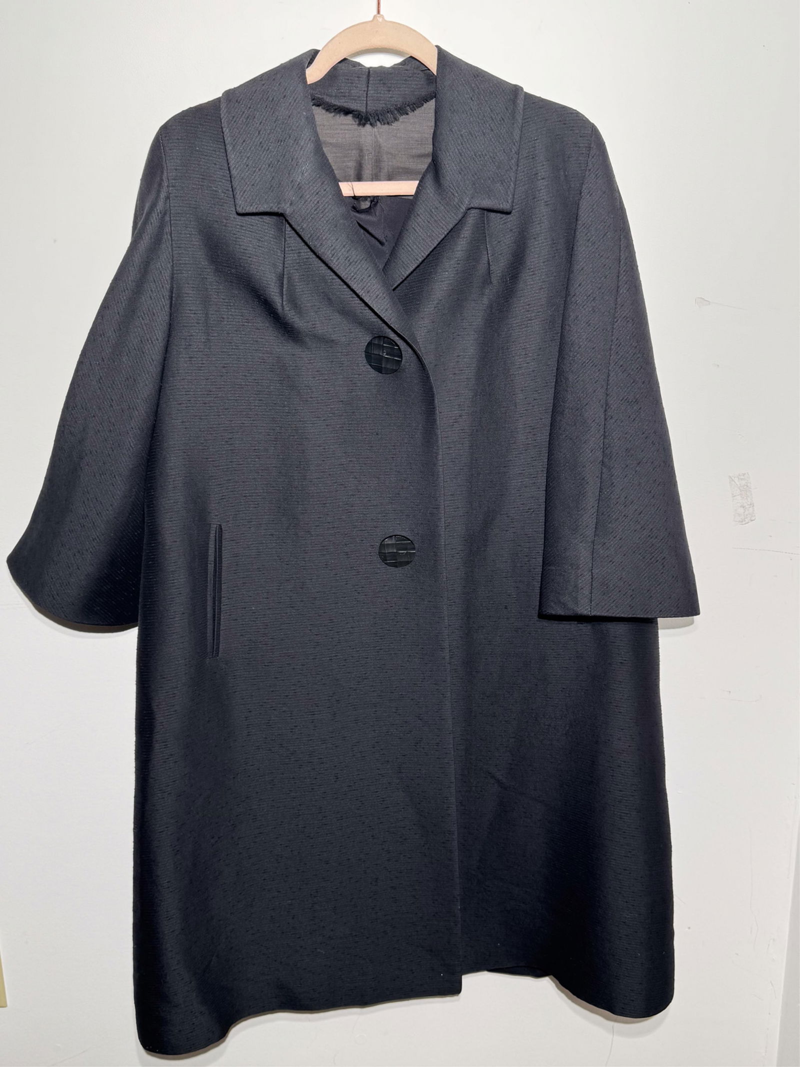 Vintage Black Sack Weave Silk Draper with Oversize Buttons: Keywords: Designer Brand Auctions, Luxury Clothing Sale, High-End Fashion Auctions, Exclusive Designer Apparel, Vintage Designer Clothing, Rare Fashion Auction, Pre-Owned Luxury Fashion, Designer, Han