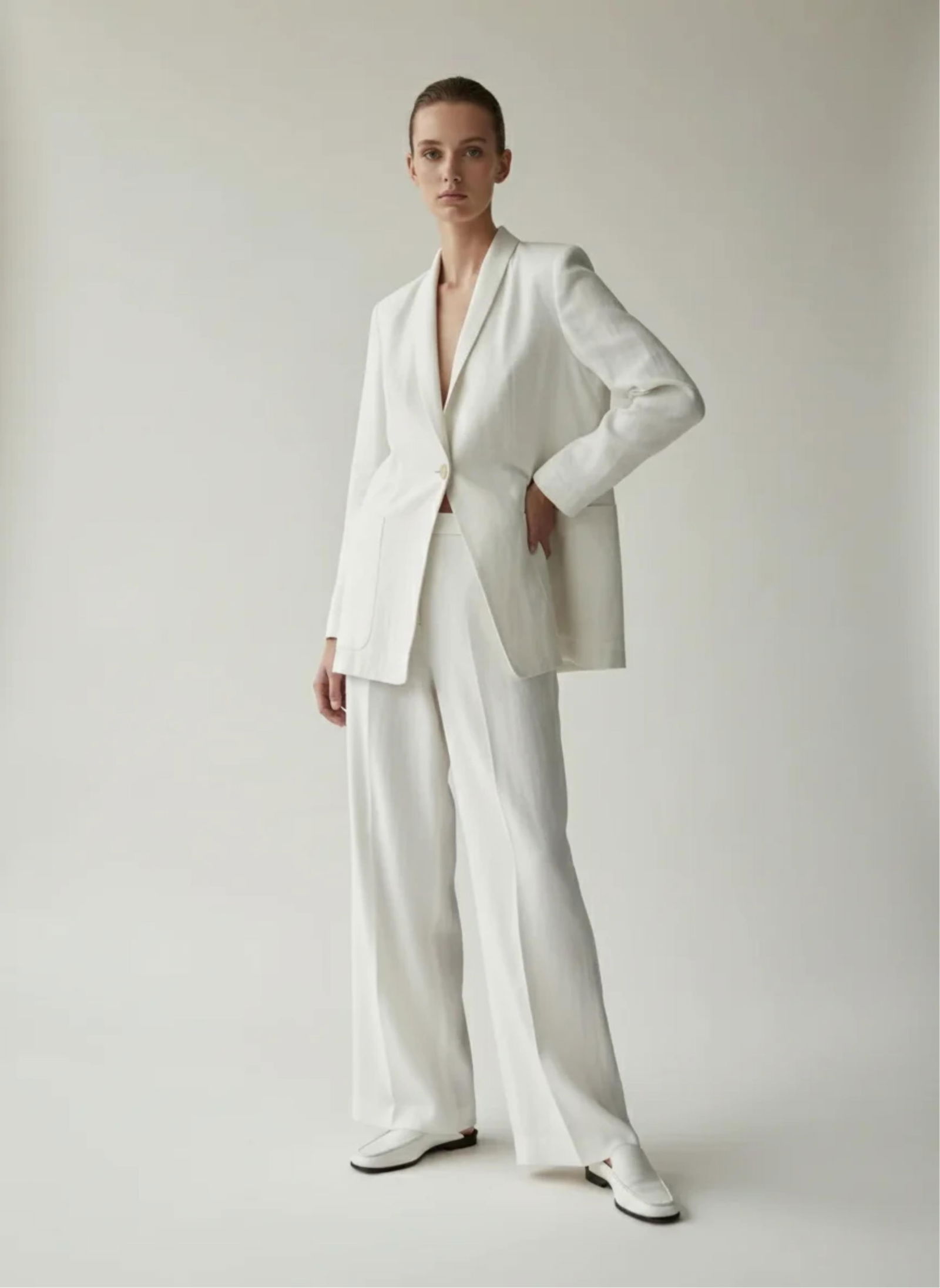 Karl Lagerfeld White Linen Suit with One-Button Blazer Blazer: Keywords: Minimalist Tailoring, Modernist Fashion, Contemporary Couture, lightweight suiting textile, structured tailoring, single-breasted cut, peak lapel styling, relaxed drape trousers, runway ense