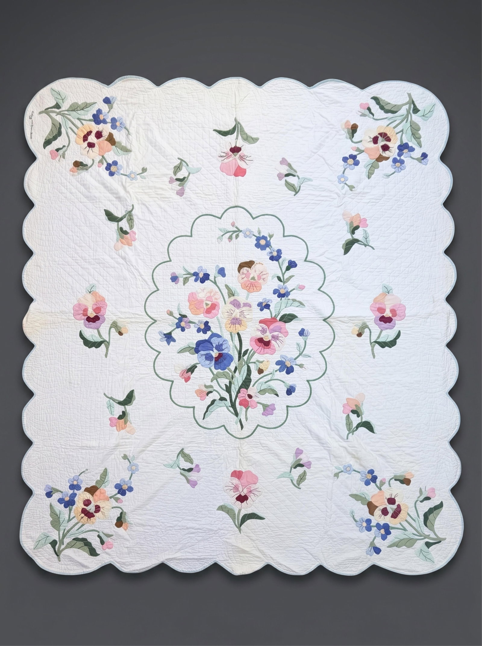 No Reserve- Signed Floral Appliqué Bed Quilt With Scalloped Edge - 2