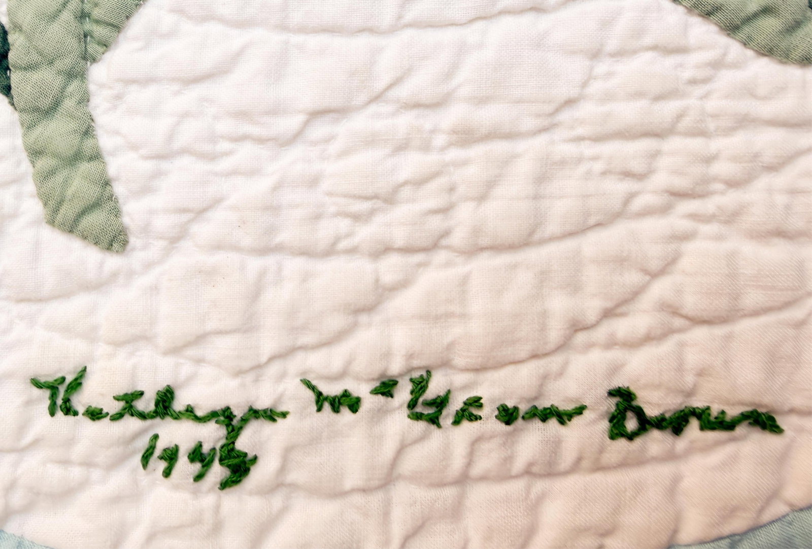 No Reserve- Signed Floral Appliqué Bed Quilt With Scalloped Edge - 3