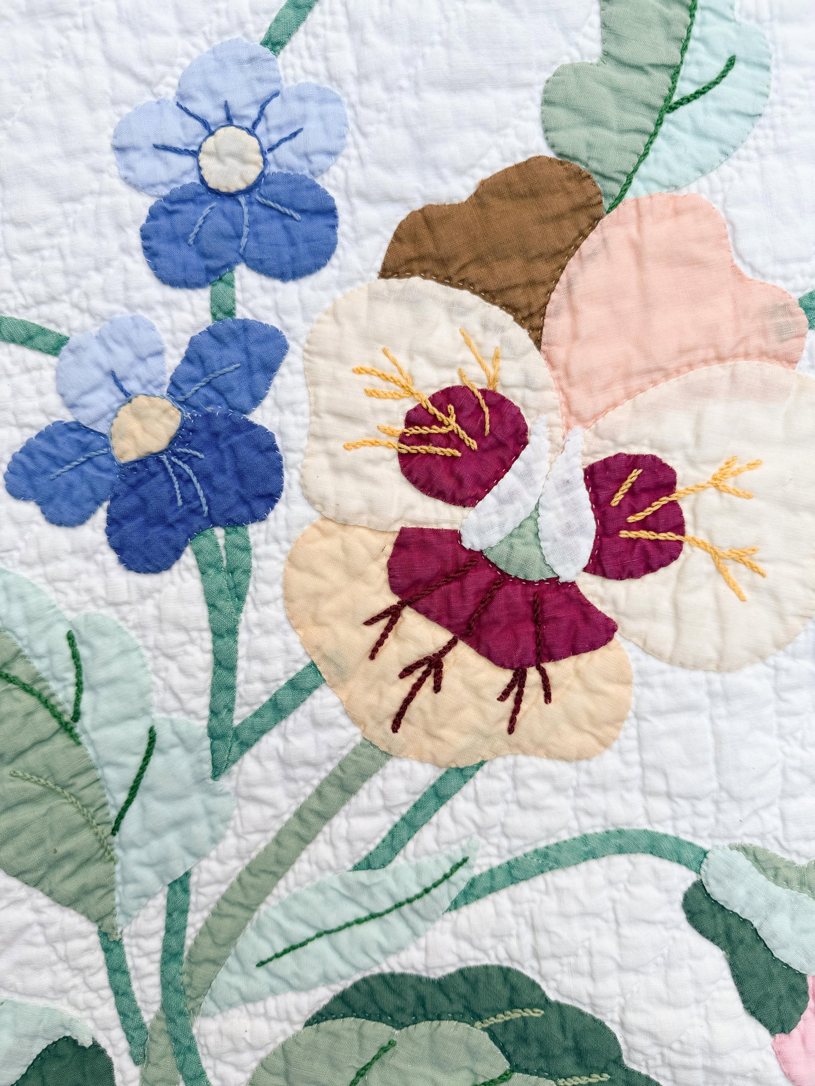 No Reserve- Signed Floral Appliqué Bed Quilt With Scalloped Edge - 4