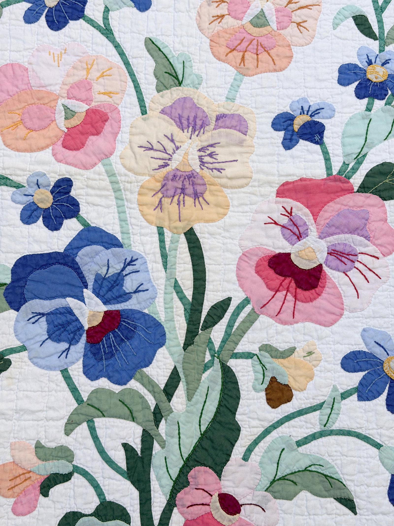 No Reserve- Signed Floral Appliqué Bed Quilt With Scalloped Edge - 5