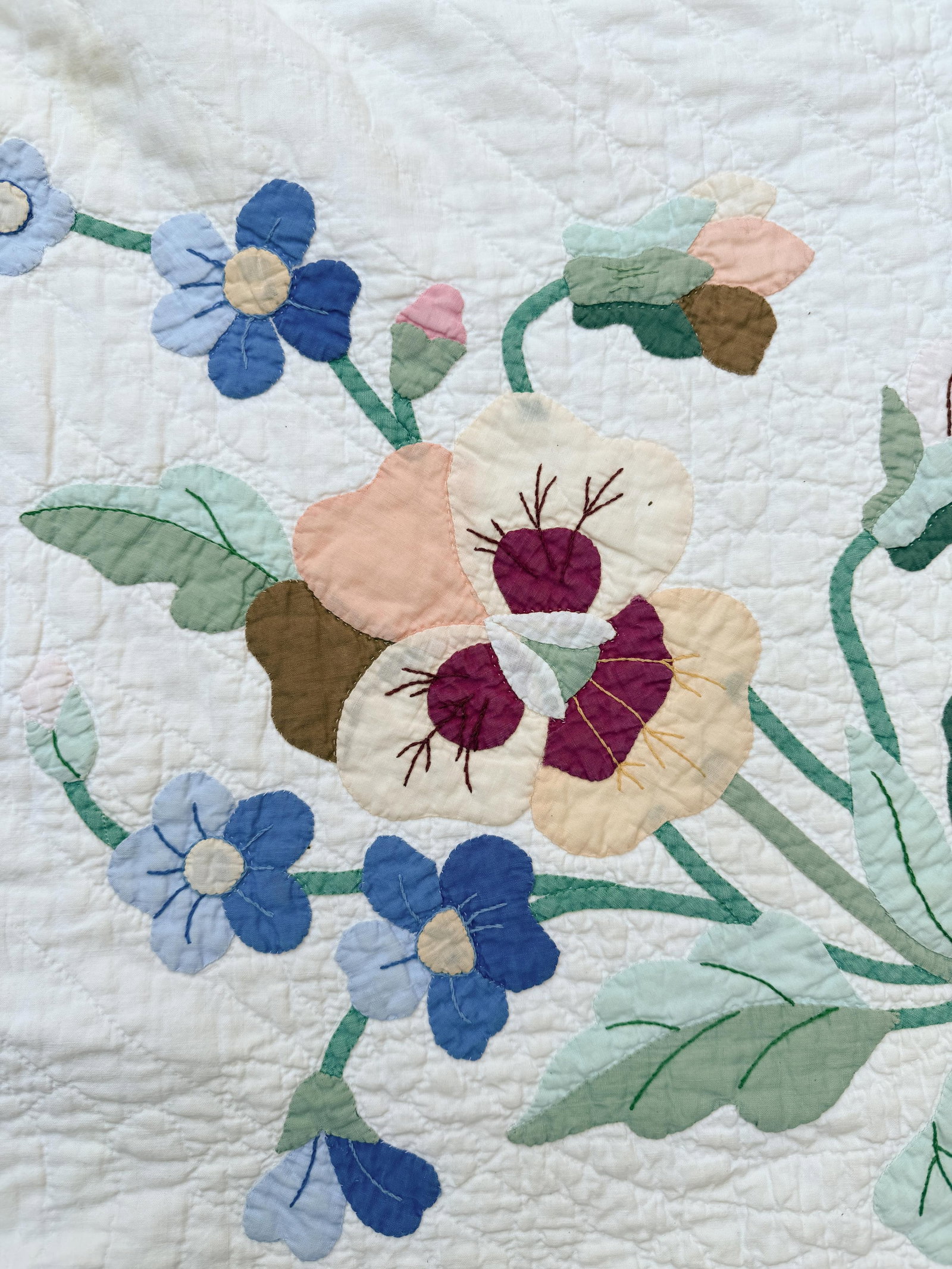 No Reserve- Signed Floral Appliqué Bed Quilt With Scalloped Edge - 6