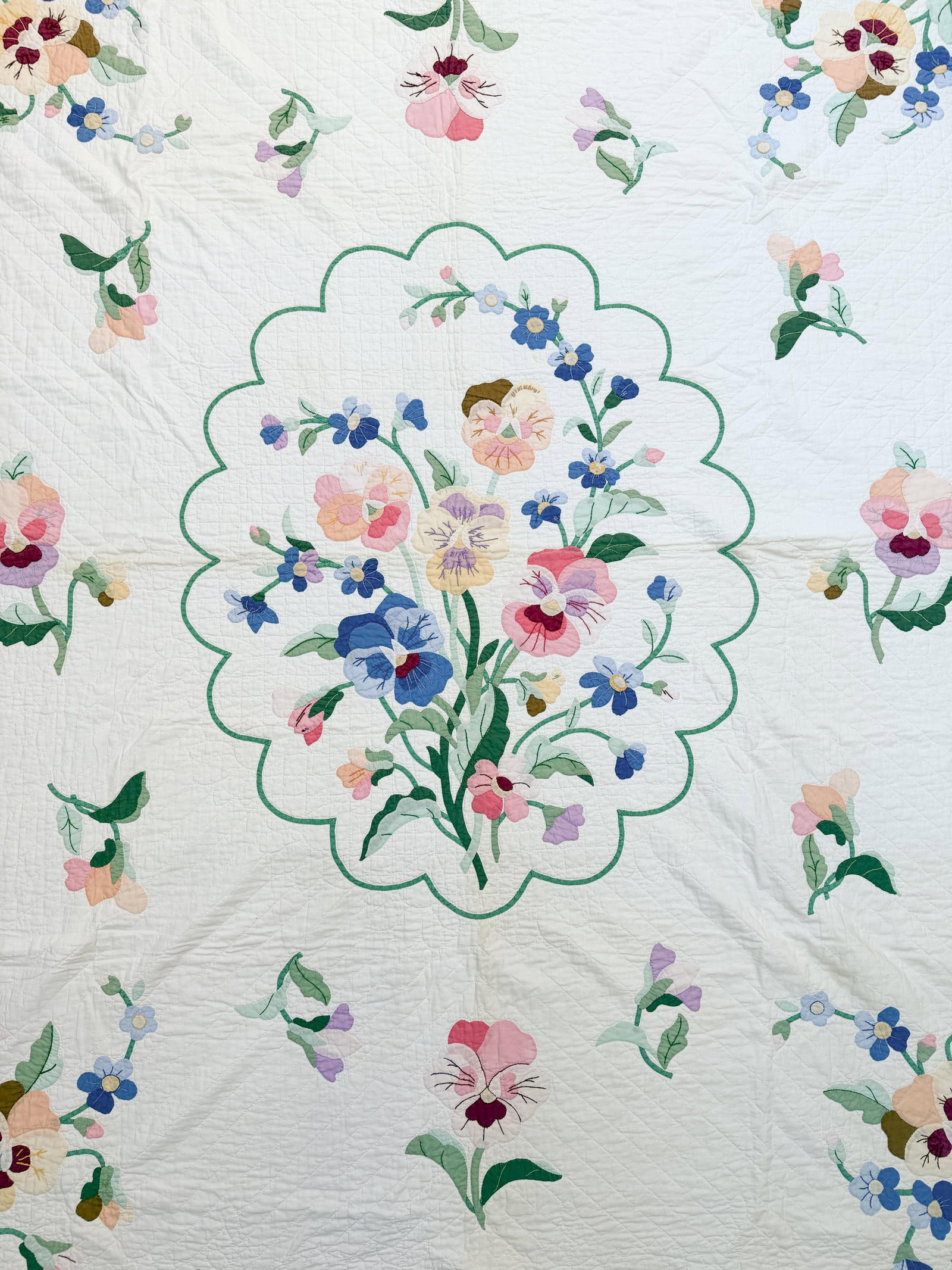 No Reserve- Signed Floral Appliqué Bed Quilt With Scalloped Edge - 7