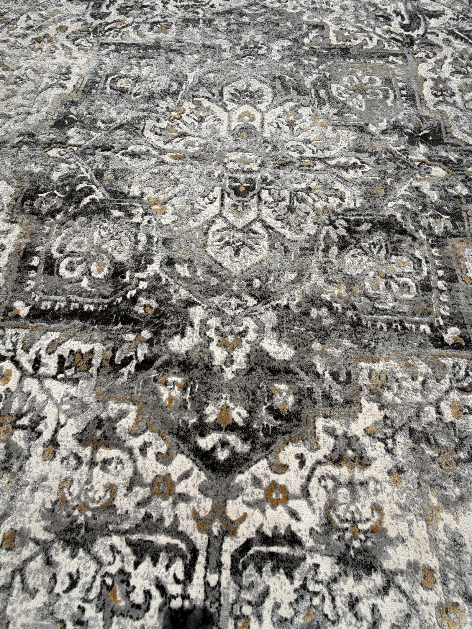 Cannon 8’ Round Distressed Persian-Style Wilton Area Rug - 4