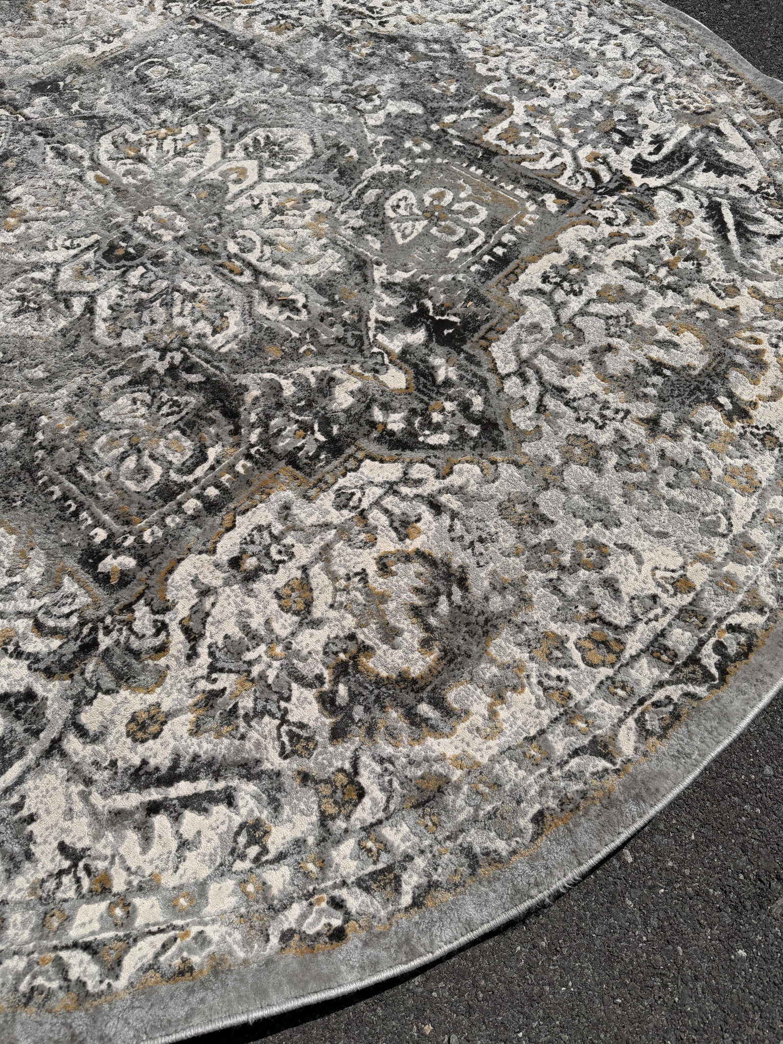 Cannon 8’ Round Distressed Persian-Style Wilton Area Rug - 5