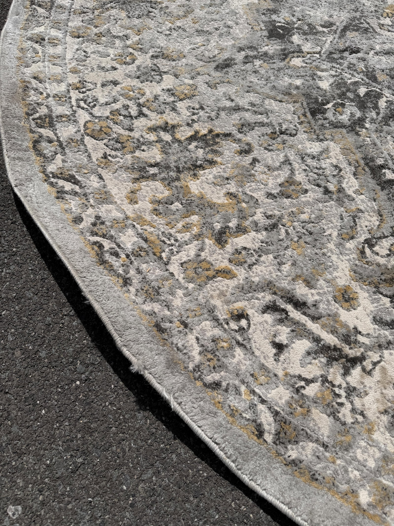 Cannon 8’ Round Distressed Persian-Style Wilton Area Rug - 6