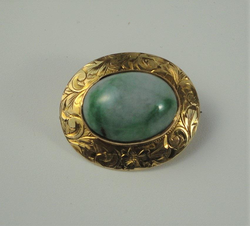 Broach / Pin. 14 Kt. Yellow Gold and jade cabochon. (1 of 2)