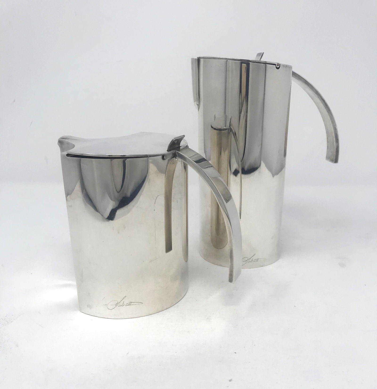 Lino Sabattini "Stairs" Pattern Coffee and Tea Pots: Coffee and tea pots in "Stairs" pattern by Lino Sabattini, Bregnano, Italy, circa 1971, silver plate, each fully marked "Lino Sabattini" in script on outside bottom, and hallmarked "Sabattini, Made in