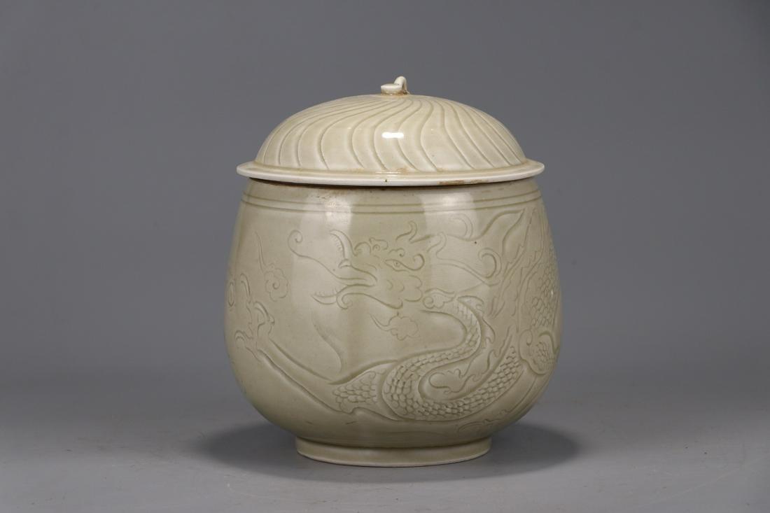 A Dragon Pattern Cover Box: Diameter: 14.5cm; Height: 17cm;