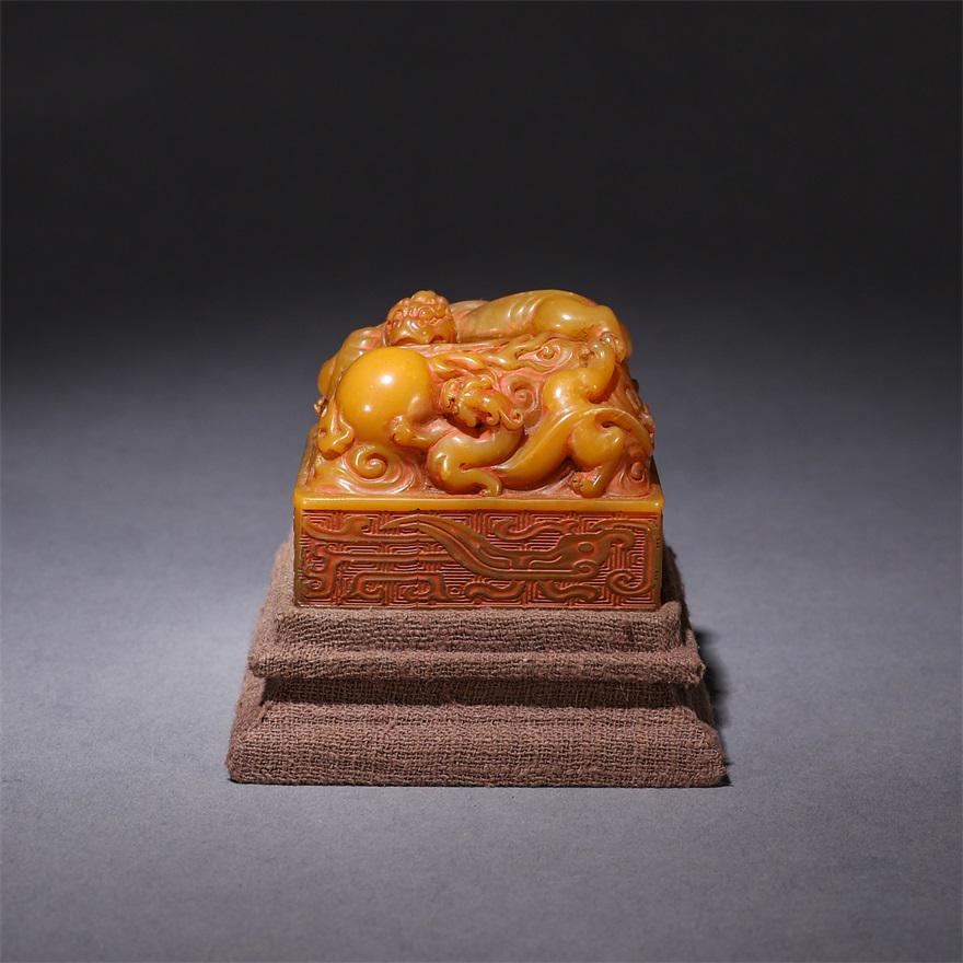 A Tianhuang Stone Two Dragons Shaped Seal: 5.8cm*5.1cm*5cm; Weight: 286.5g
