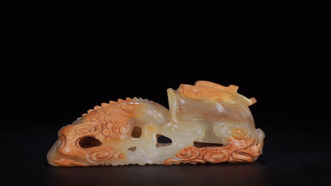 A Hetian Jade Dragon Pattern Brush Rack: Length: 12.6cm; Width: 3.2cm; Height: 4.9cm; Weight: 180g