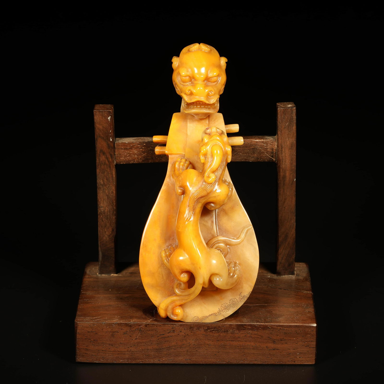 A Chi Dragon Carved Shoushan Stone Carved Pipa-shaped: A Chi Dragon Carved Shoushan Stone Carved Pipa-shaped Belt HookLength:12.7cm, Width:5.5cm,