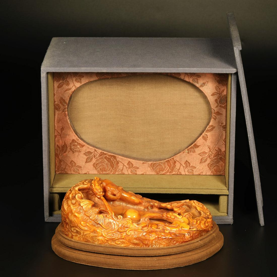 A Shoushan Tianhuang Stone Carved Chi Dragon Inscribed: A Shoushan Tianhuang Stone Carved Chi Dragon Inscribed Brush TianLength:20.5cm, Width:12.5cm, Height:6cm,