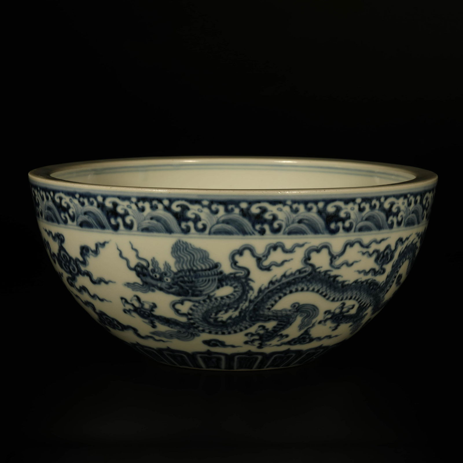 A Blue and White Dragon Pattern Porcelain Basin: A Blue and White Dragon Pattern Porcelain BasinHeight:13cm, Diam.27.5cm,