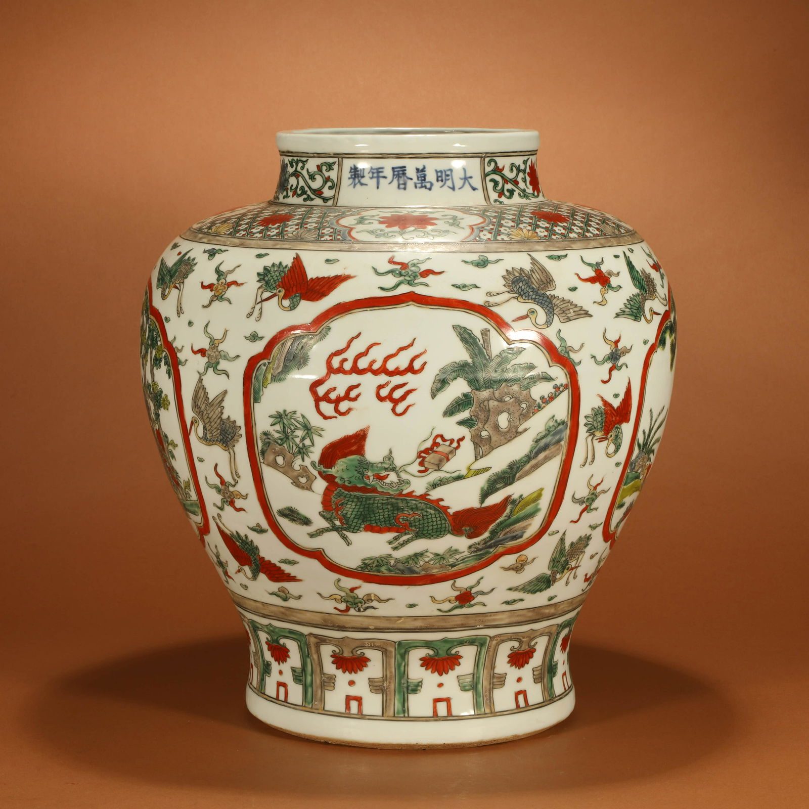 A Famille Verte Dragon and Phoenix Porcelain Jar: A Famille Verte Dragon and Phoenix Porcelain JarHeight:43.5cm, Diam.19.3cm, Width:25cm,