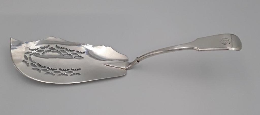 GEORGE III SILVER FISH SLICE: London, 1819 Maker: William Bateman Fiddle pattern with a pierced blade 132 grams -11.75" x 3"