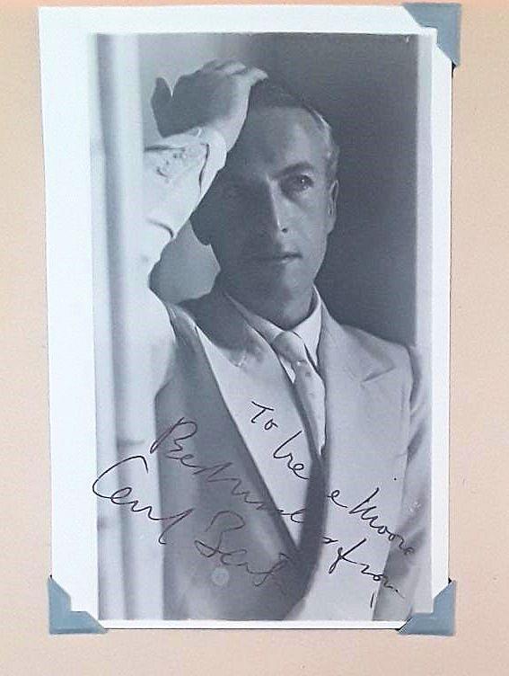 CECIL BEATON - SIGNED PHOTOGRAPH: Cecil Beaton, born Walter Hardy , 1904 - 1980 Internationally renowned fashion, portrait and war photographer and costume and stage designer. Includes the original envelope sent to the autograph colle